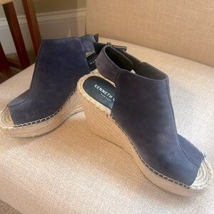 NEW Kenneth Cole Navy suede sandals size 8.5